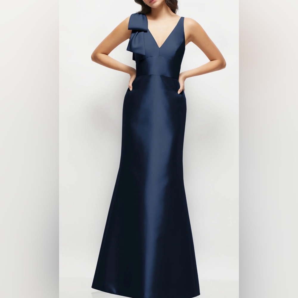 NEW Alfred Sung D863 Bow Satin Twill Trumpet Gown, Size 4